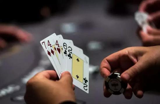 
德州扑克技巧你还不知道吧？玩德州扑克输钱是有原因的！ 