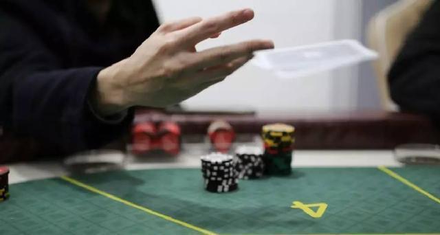 
为什么会赚钱的人更喜欢打德州扑克？ 