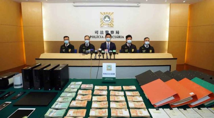 
澳门司警证实周姓男商人为因涉嫌洗黑钱及非法博彩等被拘捕之十一人之一 